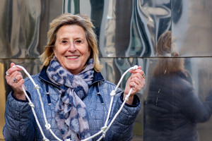 freimaurerisches Symbol Knotenschnur Freimaurerin mit Knotenschnur